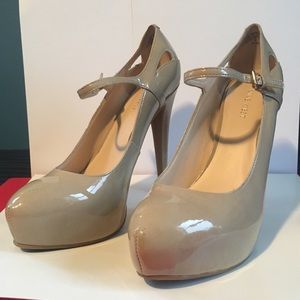 Nine West: beige platform pumps with strap👠